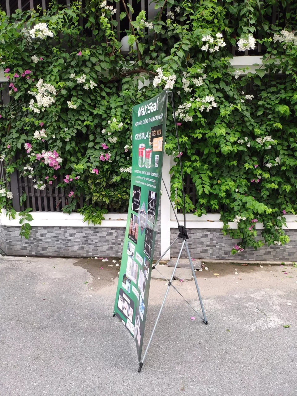 Standee x cường lực loại tốt kích thước 80x180cm 5 chân standee chữ x