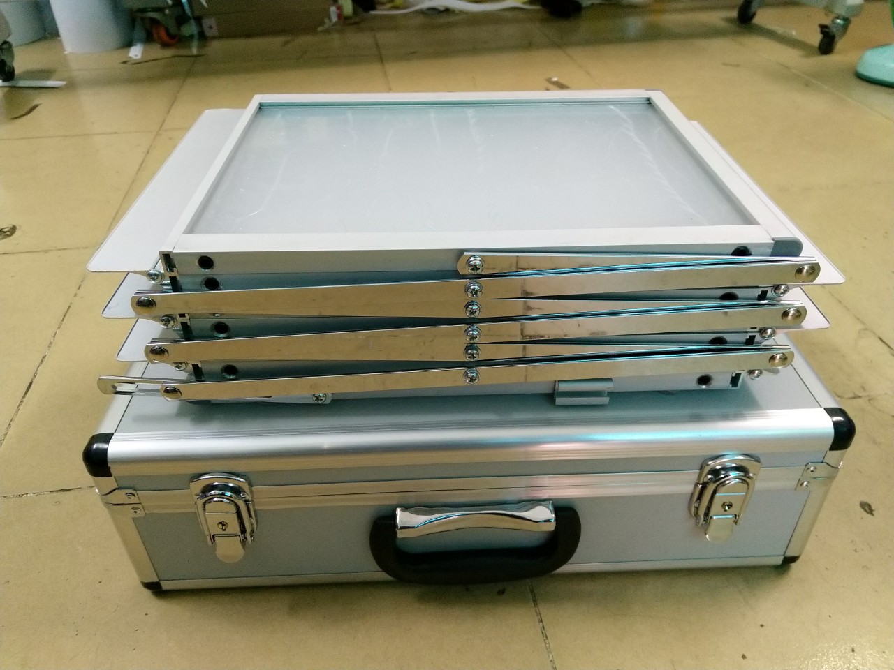 Kệ đựng brochure, gia để tài liệu di động 6 Tầng bằng nhôm 3 d0a333449da17fff26b0