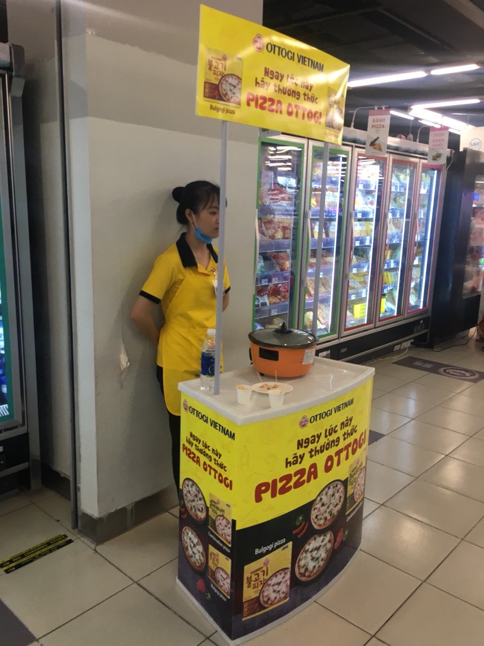 Booth Sampling Nhựa, quầy bán hàng di động nhựa 2 quay ban hang 02