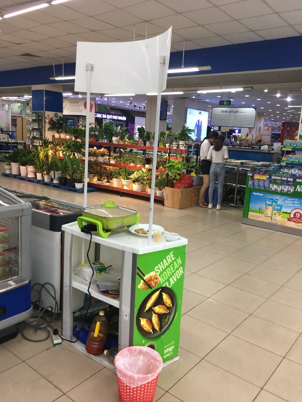 Booth Sampling Nhựa, quầy bán hàng di động nhựa 3 quay ban hang di dong 06