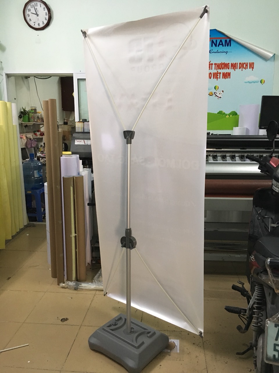 Standee đế nước, giá kệ x cản gió 60x160cm-80x180cm 1 Standee đế nước