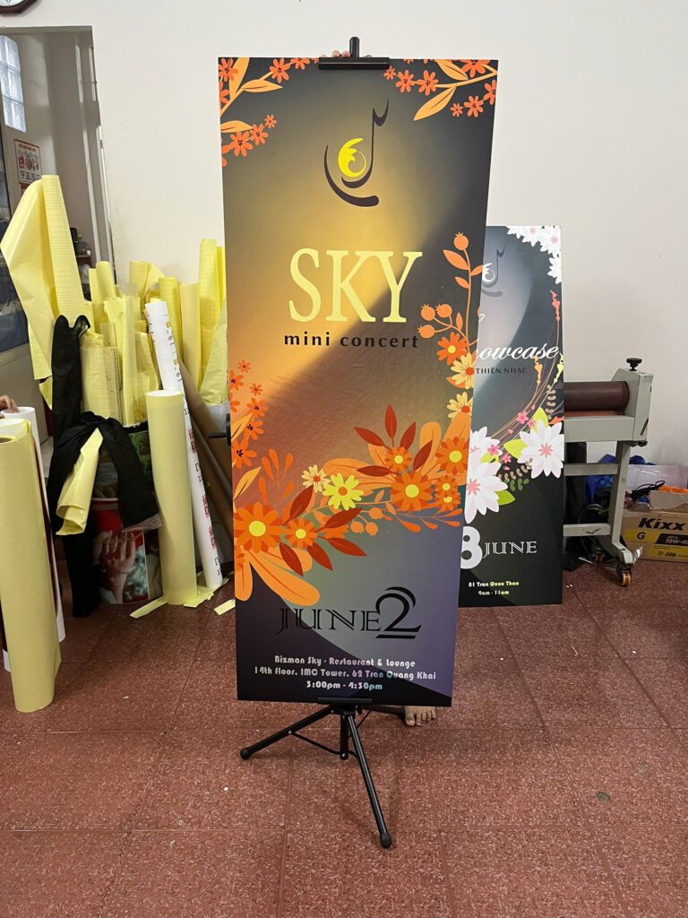 Standee quảng cáo là gì? Tổng hợp các mẫu standee quảng cáo đẹp 11 chân standee đứng