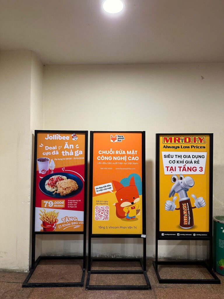 Standee quảng cáo là gì? Tổng hợp các mẫu standee quảng cáo đẹp 10 standee chân sắt