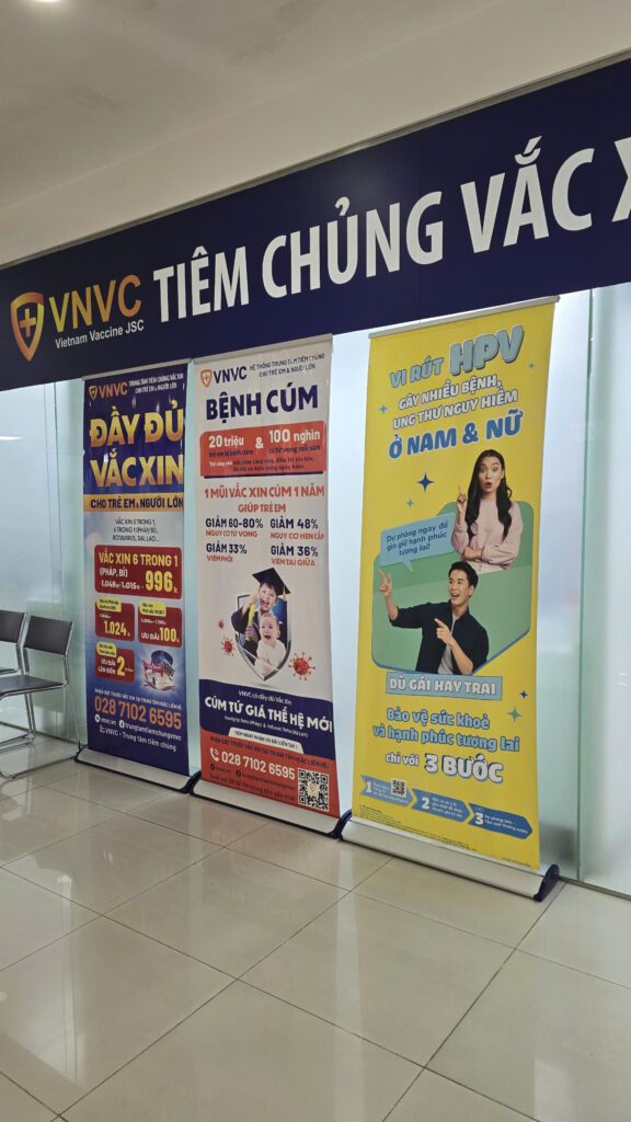 Standee quảng cáo là gì? Tổng hợp các mẫu standee quảng cáo đẹp 4 standee cuốn nhôm